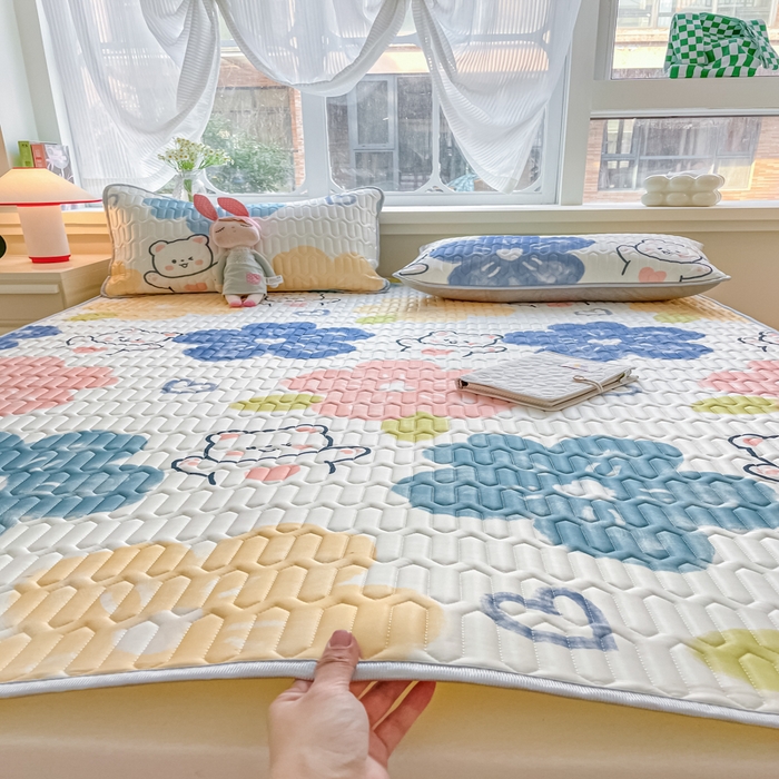 91家纺网 家纺一手货源 找家纺 柒月家居 2024新款贴身舒适厚度0.5小清新乳胶凉席花园小熊