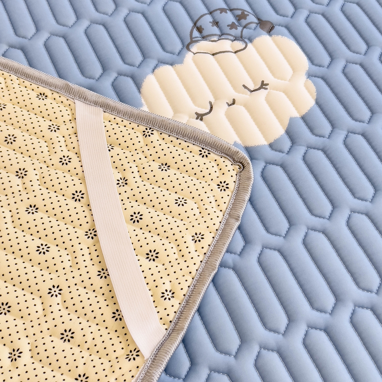 91家纺网 家纺一手货源 找家纺 希廷顿 2024新款加厚凉感丝乳胶凉席三件套 云之恋