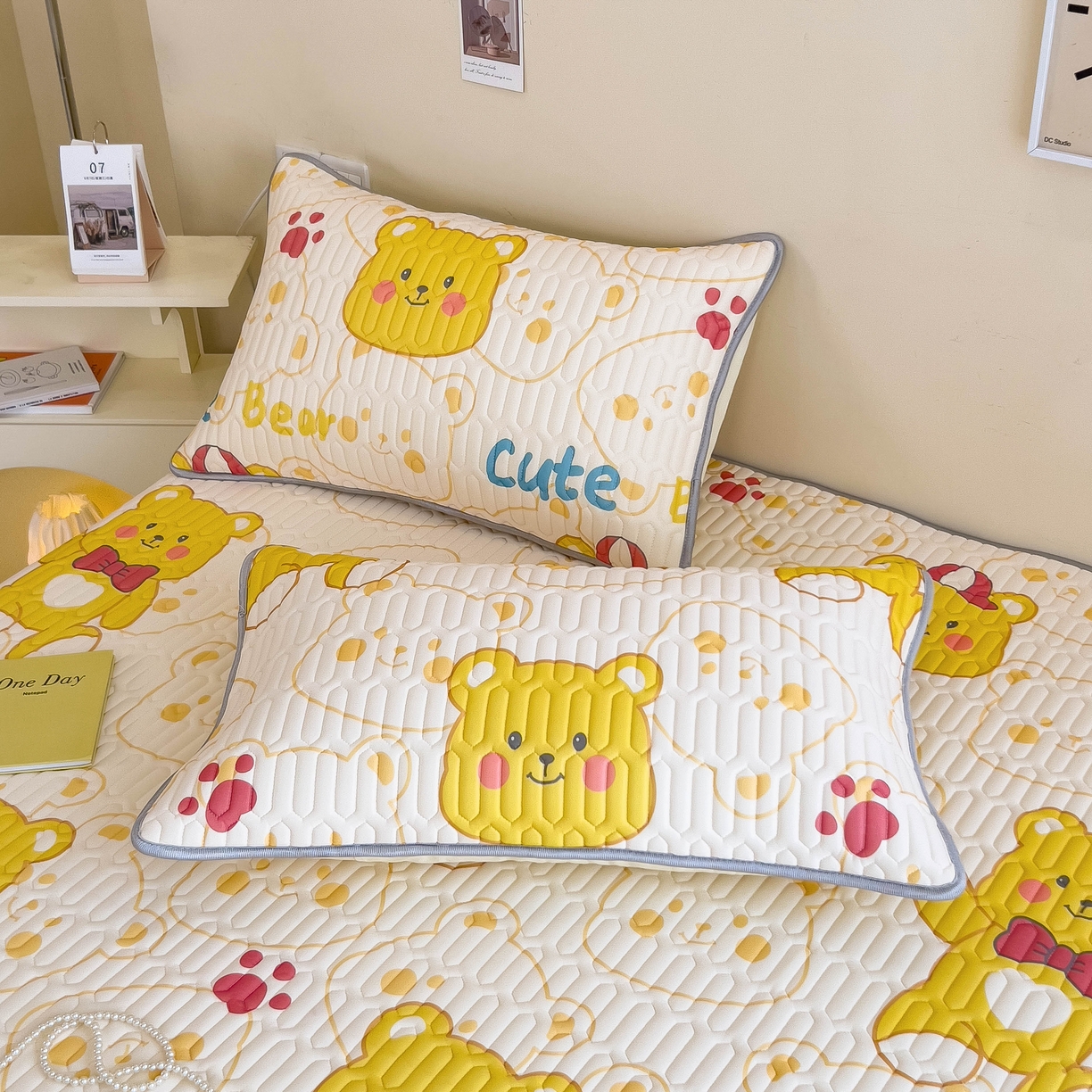 91家纺网 家纺一手货源 找家纺 希廷顿 2024新款加厚凉感丝乳胶凉席三件套 可爱熊