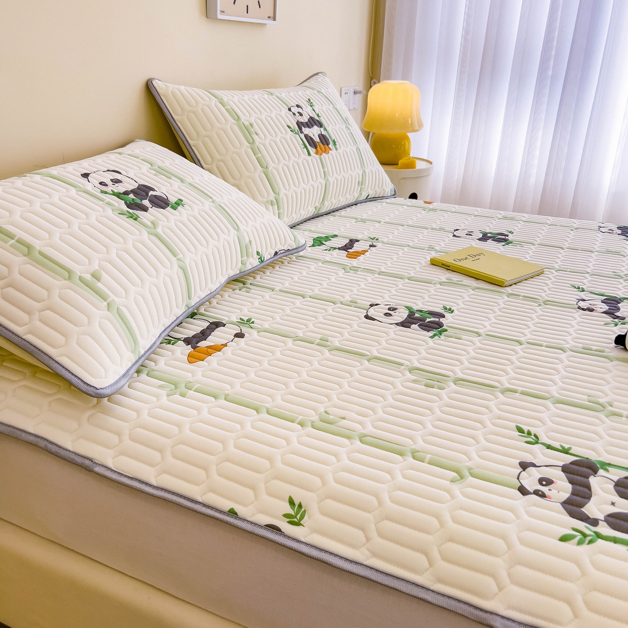 91家纺网 家纺一手货源 找家纺 希廷顿 2024新款加厚凉感丝乳胶凉席三件套 熊猫攀竹