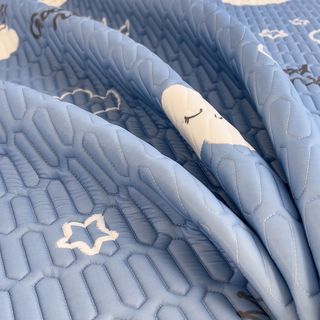 91家纺网 家纺一手货源 找家纺 希廷顿 2024新款加厚凉感丝乳胶凉席三件套 云之恋