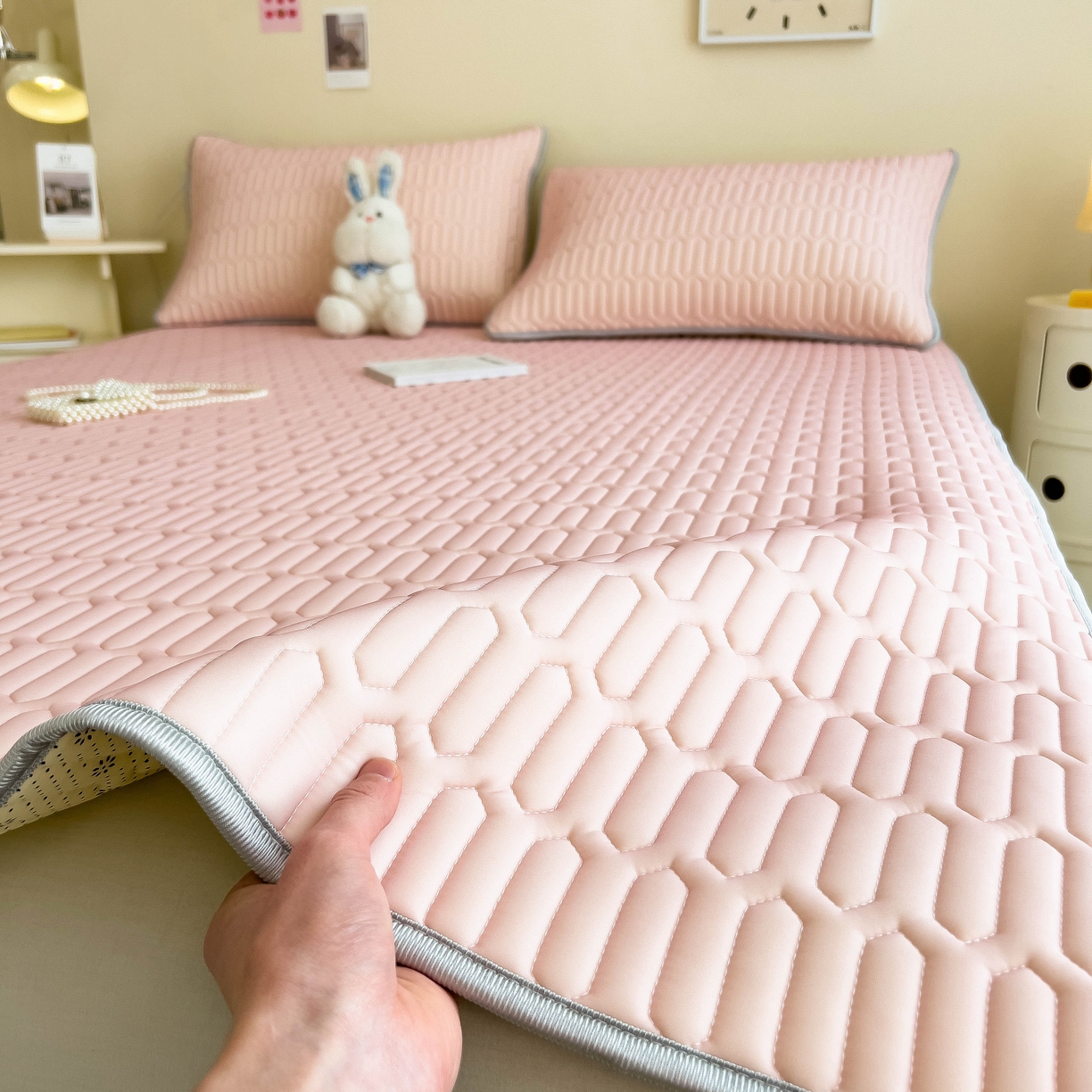 91家纺网 家纺一手货源 找家纺 希廷顿 2024新款加厚凉感丝乳胶凉席三件套 粉玉色