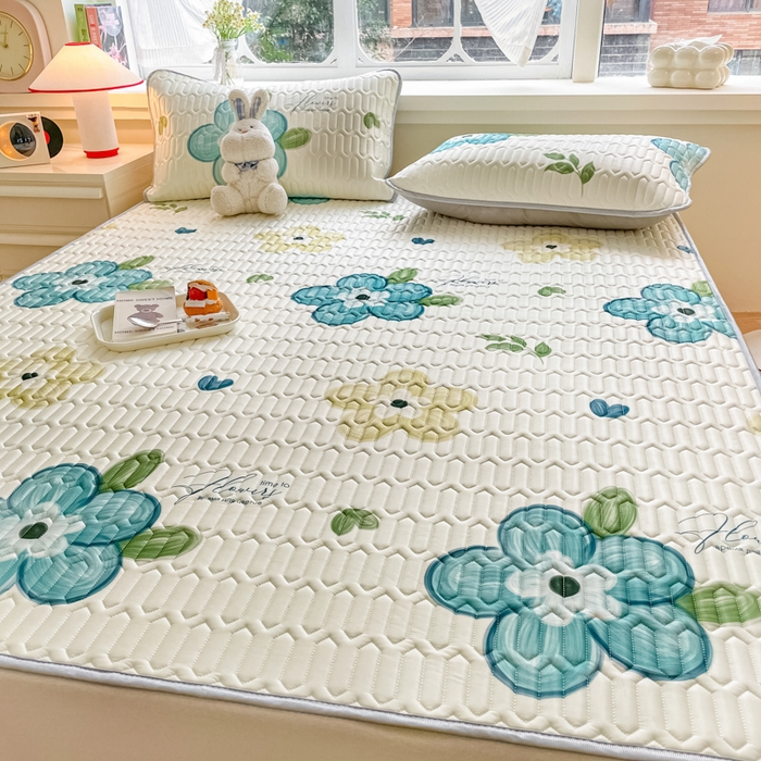 91家纺网 家纺一手货源 找家纺 柒月家居 2024新款贴身舒适厚度0.5小清新乳胶凉席 蓝花朵朵