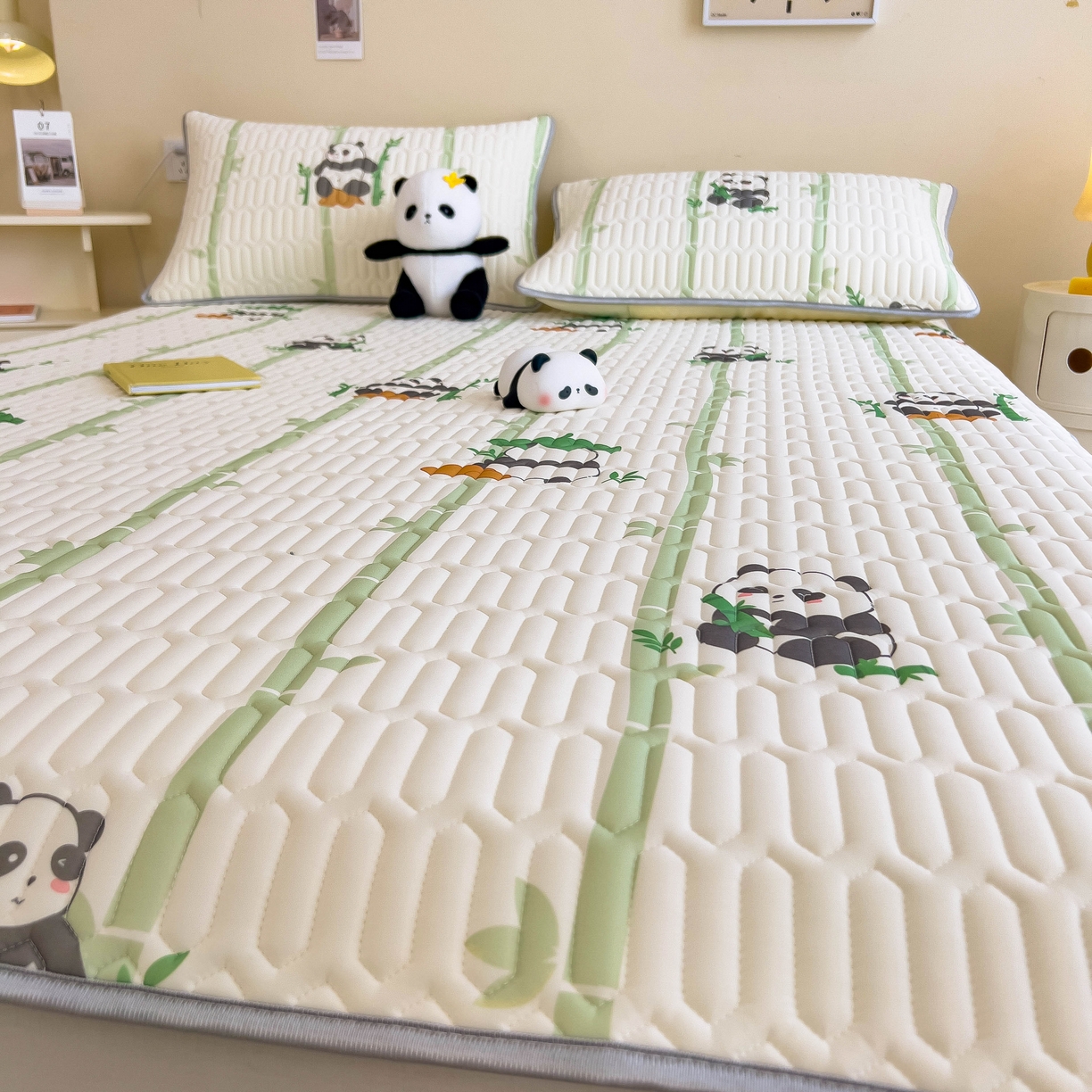 91家纺网 家纺一手货源 找家纺 希廷顿 2024新款加厚凉感丝乳胶凉席三件套 熊猫攀竹