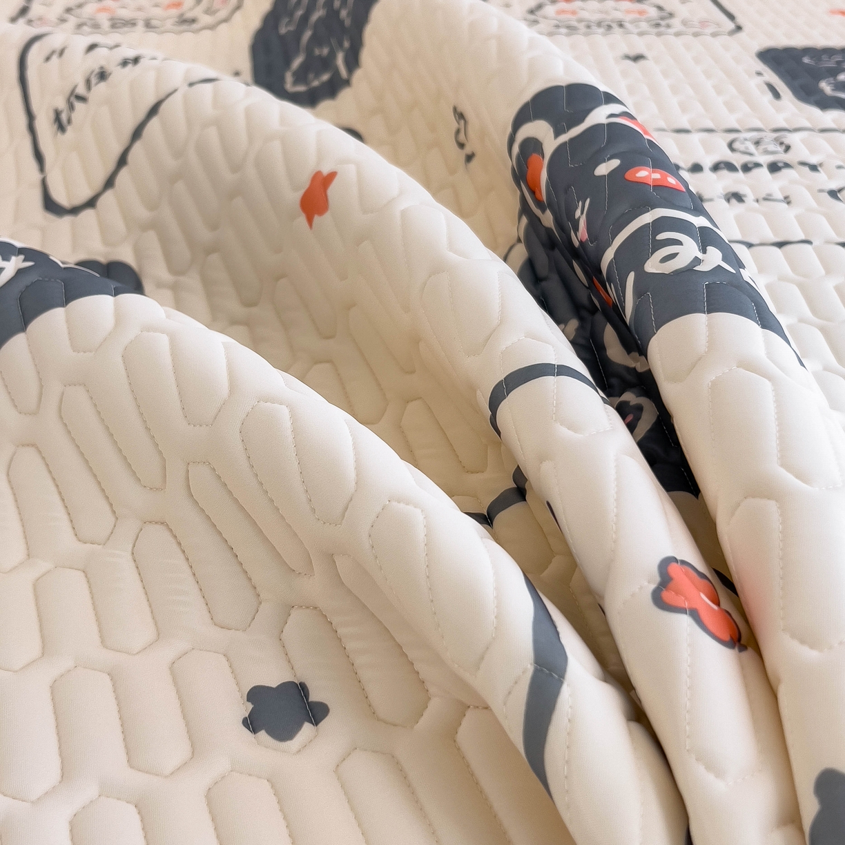 91家纺网 家纺一手货源 找家纺 希廷顿 2024新款加厚凉感丝乳胶凉席三件套 萝卜兔