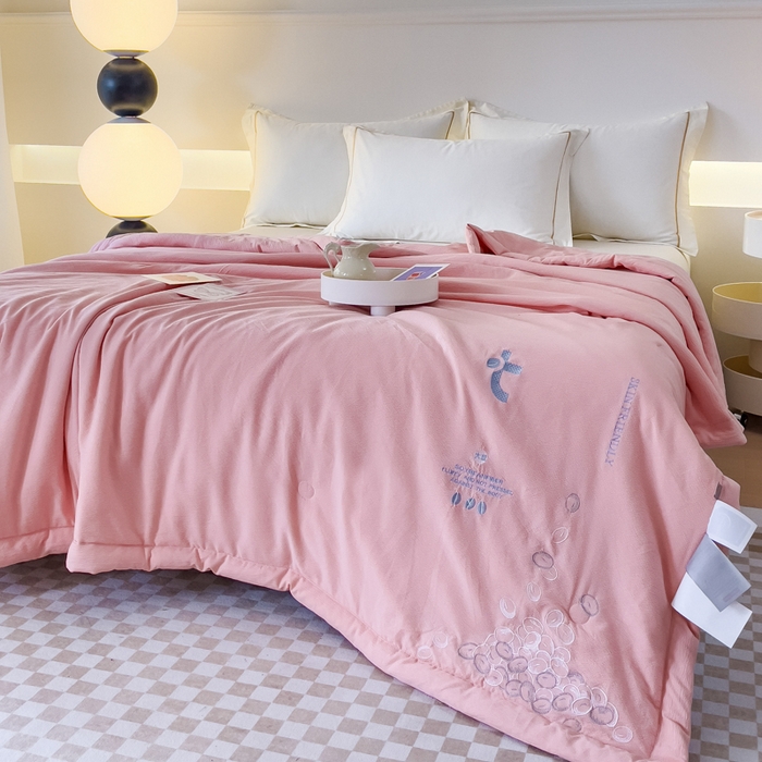 91家纺网 家纺一手货源 找家纺 优姿家纺 2024新款提花泡泡棉刺绣大豆抗菌夏被 豆沙