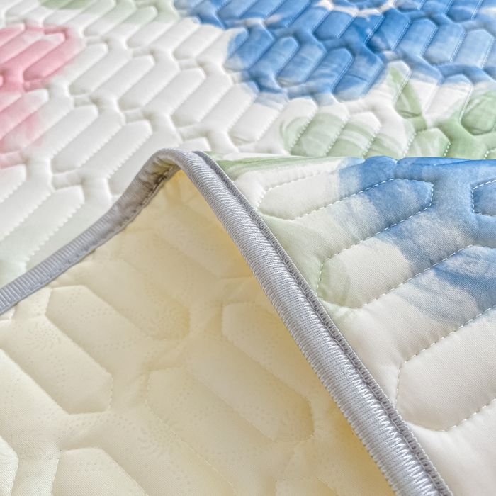 91家纺网 家纺一手货源 找家纺 柒月家居 2024新款贴身舒适厚度0.5小清新乳胶凉席 水墨花