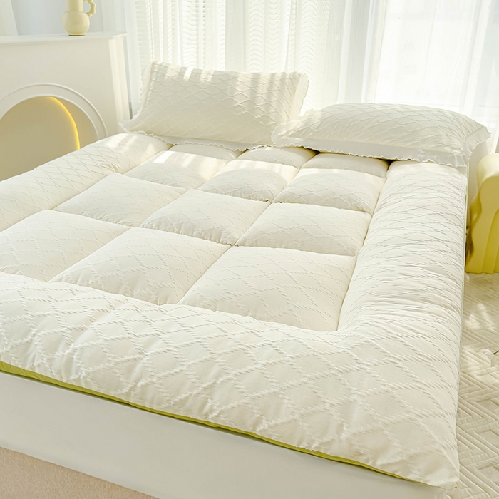 91家纺网 家纺一手货源 找家纺 默忆 2025新款泡泡纱提花绗缝活性印染羽丝棉床笠床垫款 白