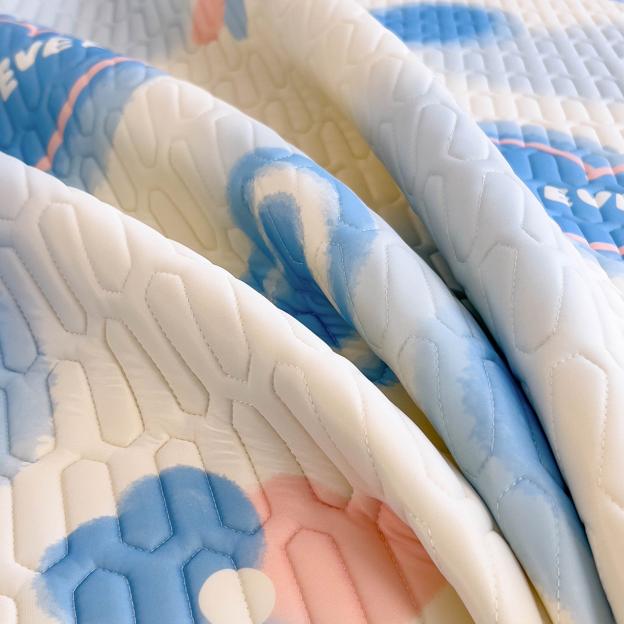 91家纺网 家纺一手货源 找家纺 希廷顿 2024新款加厚凉感丝乳胶凉席三件套 心相印