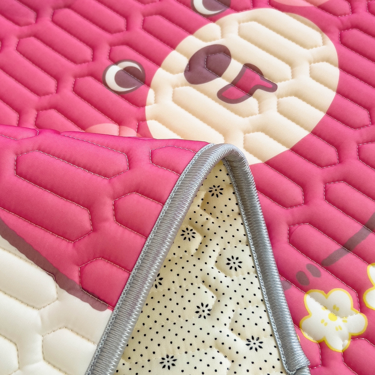 91家纺网 家纺一手货源 找家纺 希廷顿 2024新款加厚凉感丝乳胶凉席三件套 草莓熊