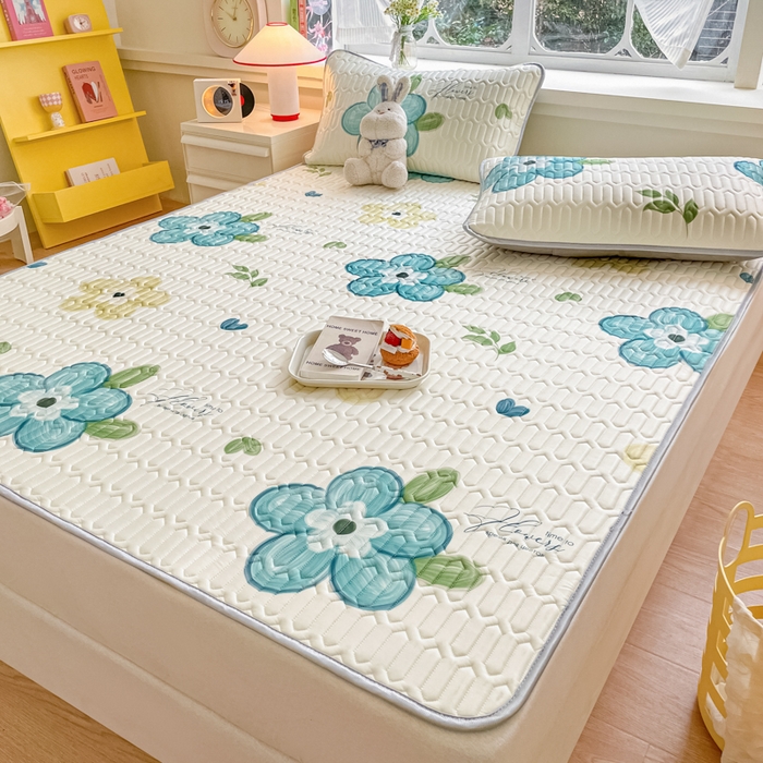 91家纺网 家纺一手货源 找家纺 柒月家居 2024新款贴身舒适厚度0.5小清新乳胶凉席 蓝花朵朵