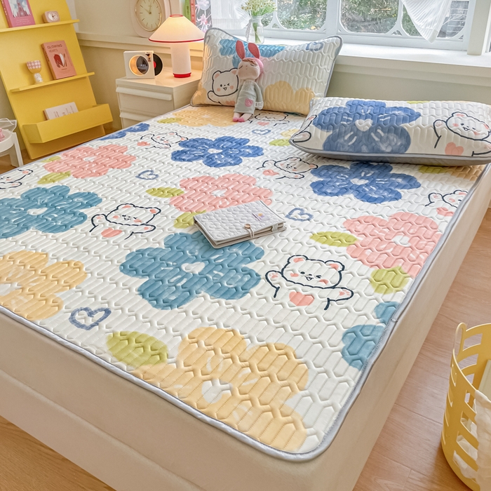 91家纺网 家纺一手货源 找家纺 柒月家居 2024新款贴身舒适厚度0.5小清新乳胶凉席花园小熊