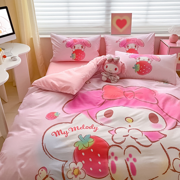 91家纺网 家纺一手货源 找家纺 金爱家 2024新款大阪全棉数码印花三丽鸥系列四件套 草莓美乐蒂