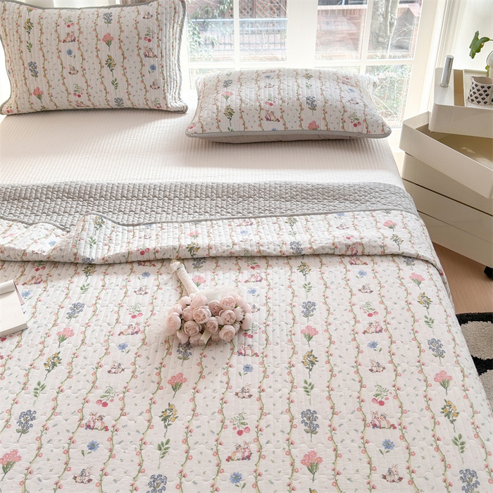 91家纺网 家纺一手货源 找家纺 美优兰 2025春款全棉单面高温砂洗床盖 浆果小兔