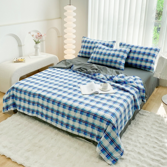 91家纺网 家纺一手货源 找家纺 啊雅家居2025新款水洗棉条纹印花夏被冬被四件套-床单款 夏被 日系条格蓝