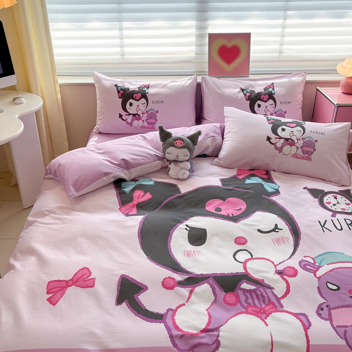 91家纺网 家纺一手货源 找家纺 金爱家 2024新款大阪全棉数码印花三丽鸥系列四件套 朗读库洛米