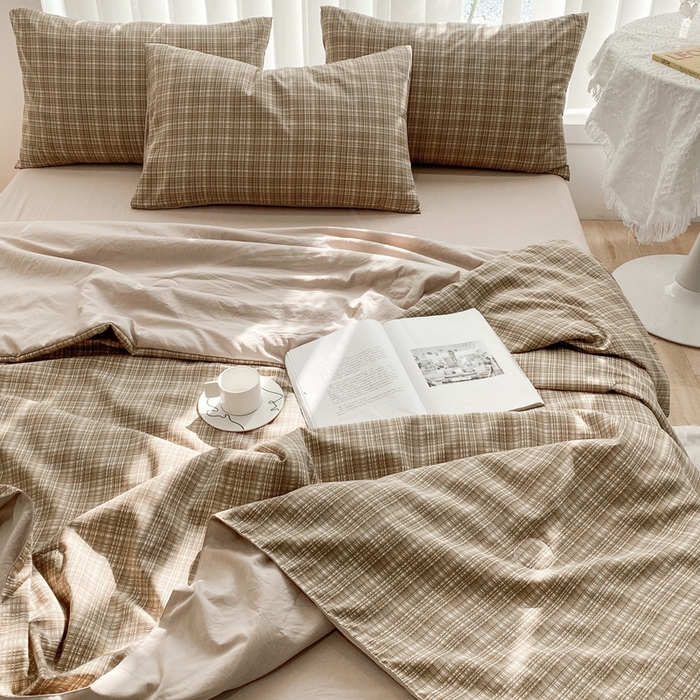 91家纺网 家纺一手货源 找家纺 啊雅家居2025新款水洗棉条纹印花夏被冬被四件套-床单款 夏被 日系条格咖