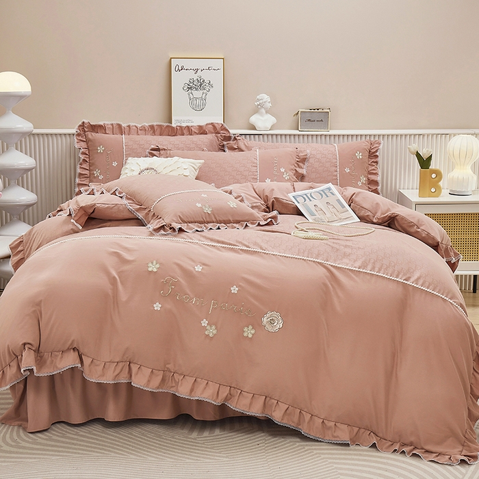 91家纺网 家纺一手货源 找家纺 苏木年华 2024新款夏沫花语系列韩版荷叶边刺绣花边加大床单四件套 西柚红