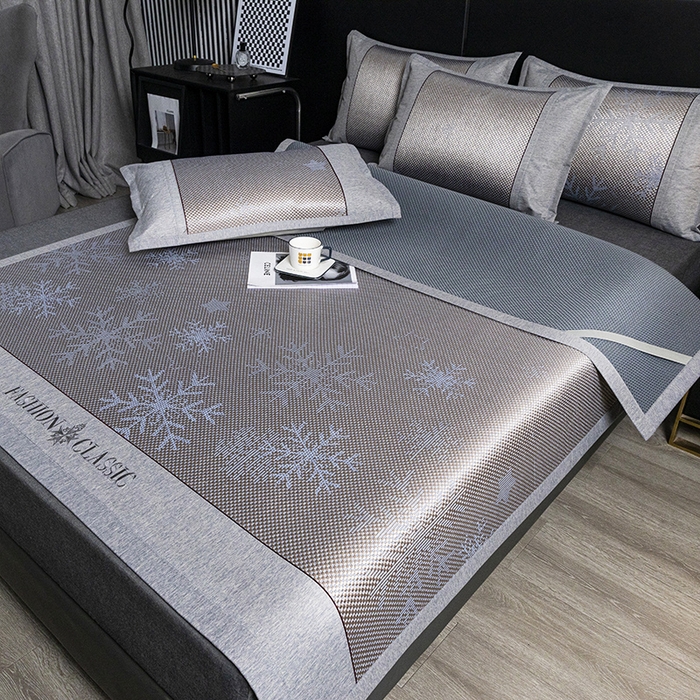 91家纺网 家纺一手货源 找家纺 青雅席业 2025新款绣花款复合冰藤三明治凉席套件 雪花