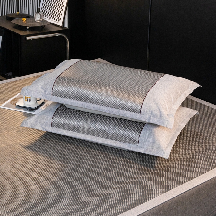 91家纺网 家纺一手货源 找家纺 青雅席业 2025新款绣花款复合冰藤三明治凉席套件 格调灰