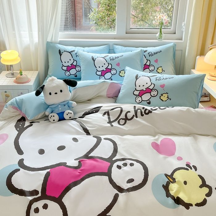 91家纺网 家纺一手货源 找家纺 金爱家 2024新款大阪全棉数码印花三丽鸥系列四件套 波点帕哈狗