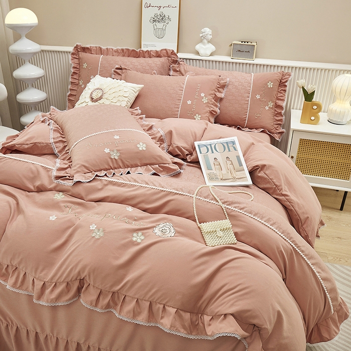 91家纺网 家纺一手货源 找家纺 苏木年华 2024新款夏沫花语系列韩版荷叶边刺绣花边加大床单四件套 西柚红