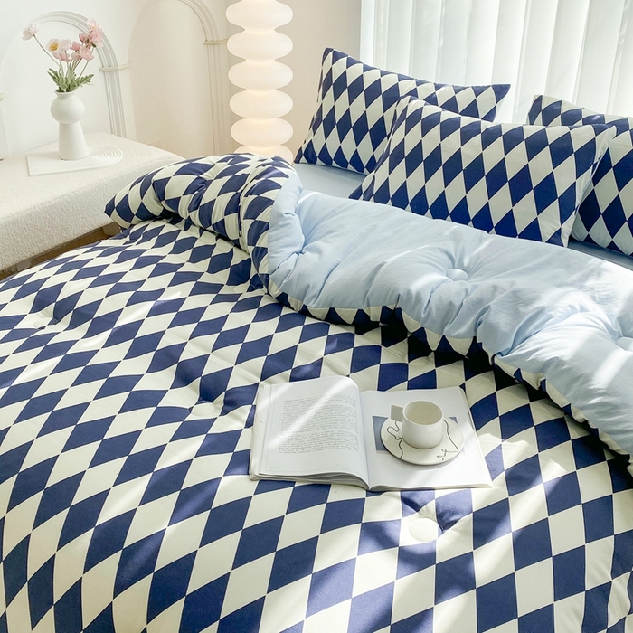 91家纺网 家纺一手货源 找家纺 啊雅家居 2025新款水洗棉条纹印花夏被冬被四件套-床笠款 冬被 日系凌格蓝