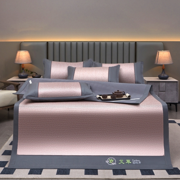 91家纺网 家纺一手货源 找家纺 青雅席业 2025新款艾草pe材质印尼藤复合三明治凉席三件套 粉