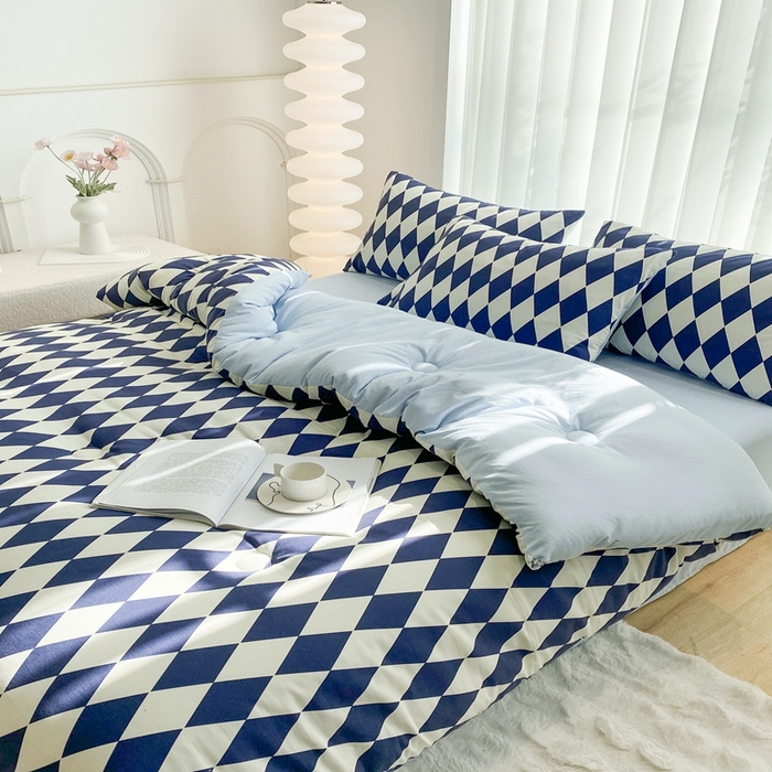 91家纺网 家纺一手货源 找家纺 啊雅家居 2025新款水洗棉条纹印花夏被冬被四件套-床笠款 冬被 日系凌格蓝