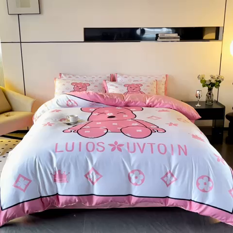 91家纺网 家纺一手货源 找家纺 摩卡 2024新款博主风水洗真丝四件套 熊仔-粉