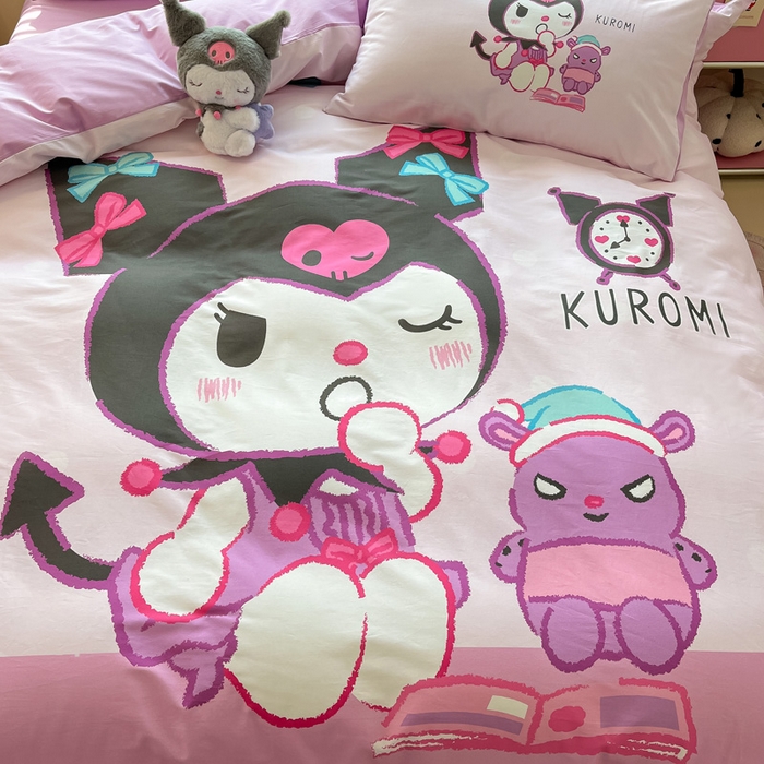 91家纺网 家纺一手货源 找家纺 金爱家 2024新款大阪全棉数码印花三丽鸥系列四件套 朗读库洛米