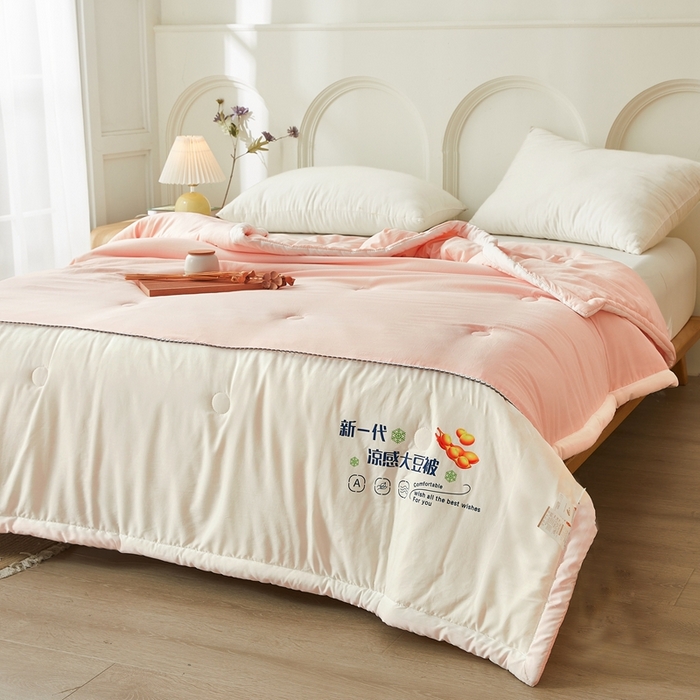 91家纺网 家纺一手货源 找家纺 钰博2024新款冰丝绸凉感夏被空调被夏凉被大豆被 粉+白
