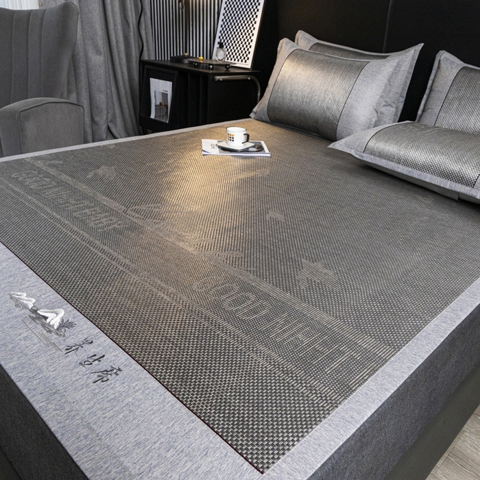 91家纺网 家纺一手货源 找家纺 青雅席业 2025新款绣花款复合冰藤三明治凉席套件 格调灰