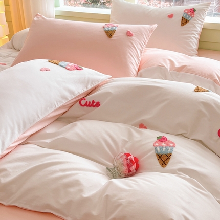 91家纺网 家纺一手货源 找家纺 泽西家纺 2024新款全棉13376毛巾绣四件套甜甜家族系列 冰淇淋-粉白