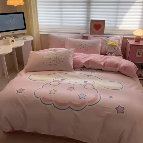 91家纺网 家纺一手货源 找家纺 金爱家 2024新款大阪全棉数码印花三丽鸥系列四件套 粉红玉桂狗