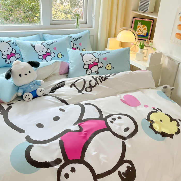 91家纺网 家纺一手货源 找家纺 金爱家 2024新款大阪全棉数码印花三丽鸥系列四件套 波点帕哈狗