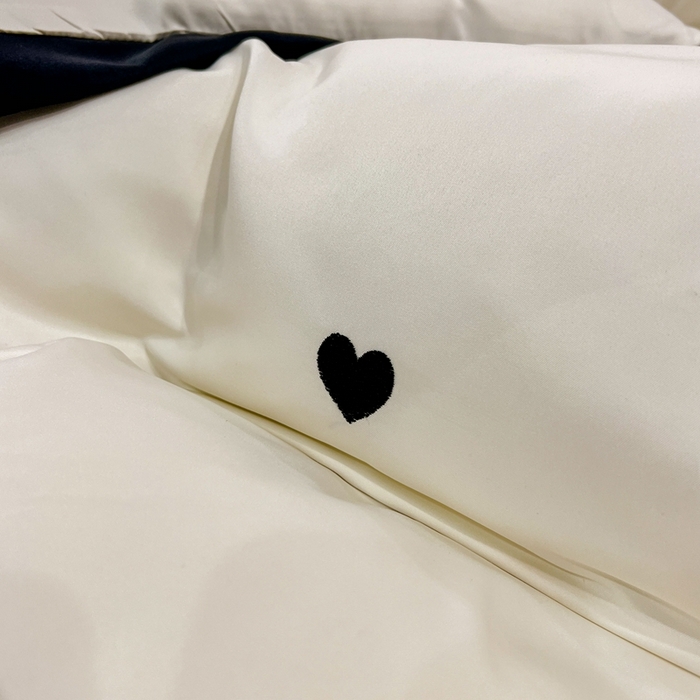 91家纺网 家纺一手货源 找家纺 艾米家居 2025新款水洗真丝四件套爱心款 黑色爱心款-白色