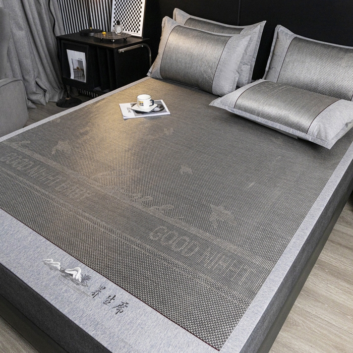 91家纺网 家纺一手货源 找家纺 青雅席业 2025新款绣花款复合冰藤三明治凉席套件 格调灰