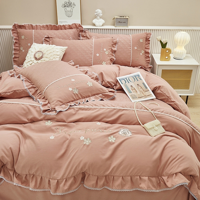 91家纺网 家纺一手货源 找家纺 苏木年华 2024新款夏沫花语系列韩版荷叶边刺绣花边加大床单四件套 西柚红