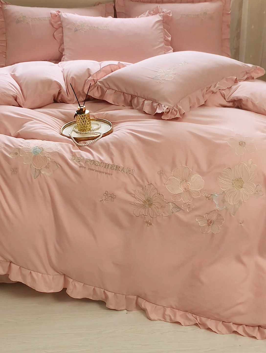 91家纺网 家纺一手货源 找家纺 苏木年华 2024新款春光里系列韩版荷叶边刺绣加大床单四件套 粉玉色