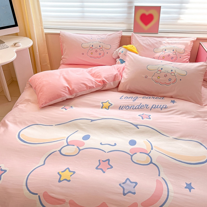 91家纺网 家纺一手货源 找家纺 金爱家 2024新款大阪全棉数码印花三丽鸥系列四件套 粉红玉桂狗