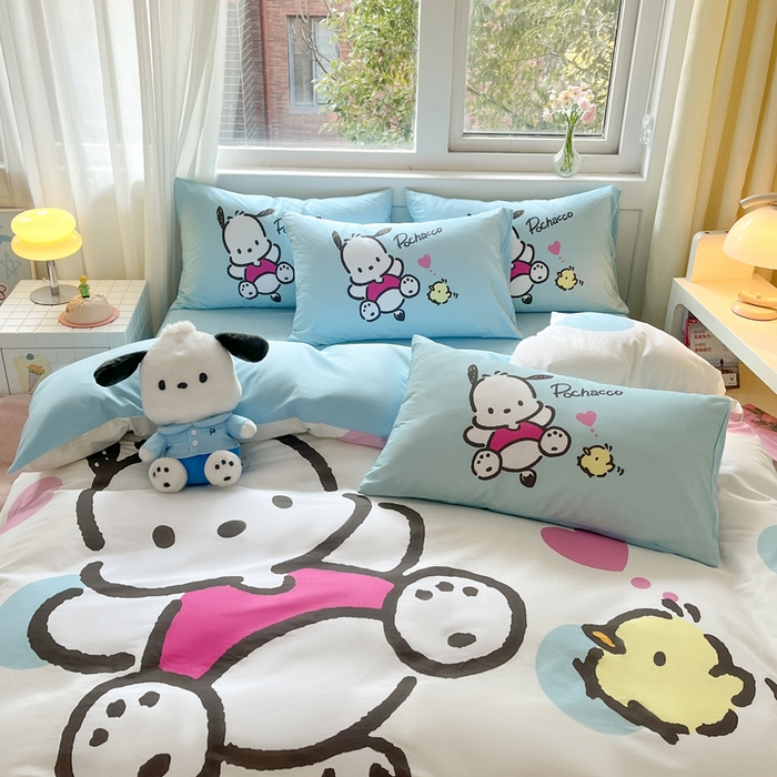 91家纺网 家纺一手货源 找家纺 金爱家 2024新款大阪全棉数码印花三丽鸥系列四件套 波点帕哈狗