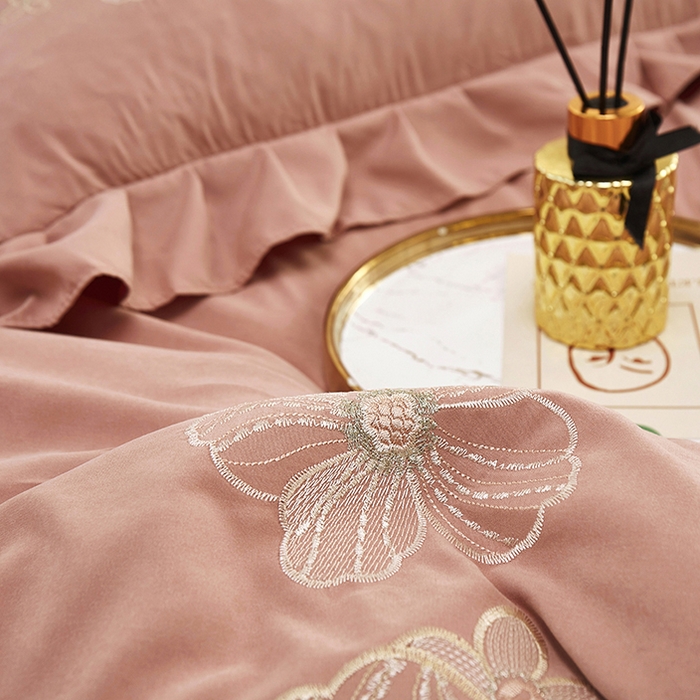 91家纺网 家纺一手货源 找家纺 苏木年华 2024新款春光里系列韩版荷叶边刺绣加大床单四件套 西柚红