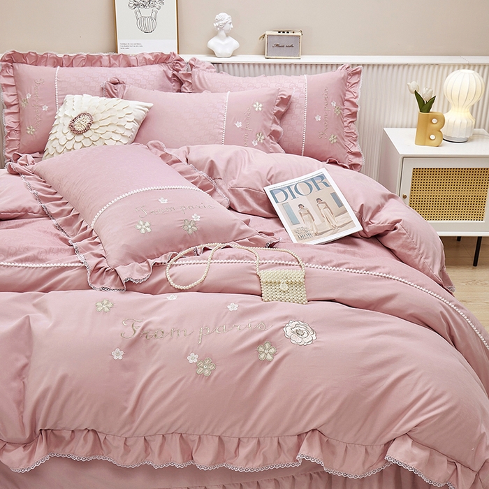 91家纺网 家纺一手货源 找家纺 苏木年华 2024新款夏沫花语系列韩版荷叶边刺绣花边加大床单四件套 豆沙红