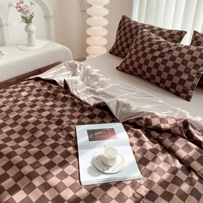 91家纺网 家纺一手货源 找家纺 啊雅家居 2025新款水洗棉条纹印花夏被冬被四件套-床单款 夏被 日系方格焦糖