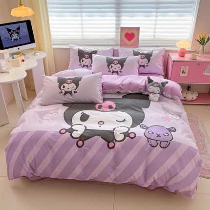 91家纺网 家纺一手货源 找家纺 金爱家 2024新款大阪全棉数码印花三丽鸥系列四件套 紫苏库洛米