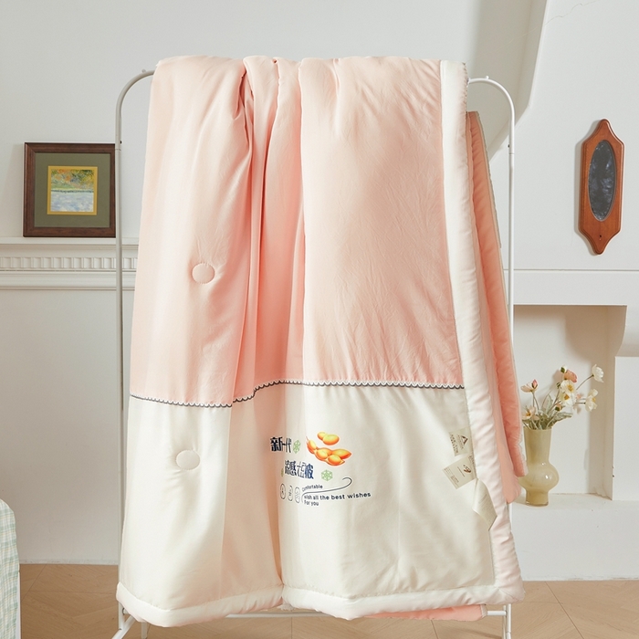 91家纺网 家纺一手货源 找家纺 钰博2024新款冰丝绸凉感夏被空调被夏凉被大豆被 粉+白