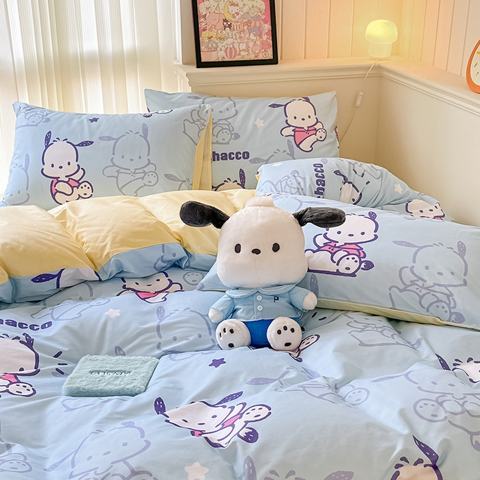 91家纺网 家纺一手货源 找家纺 顾里2024新款40支活性印花13372喷气全棉三丽鸥系列四件套 蓝底帕恰