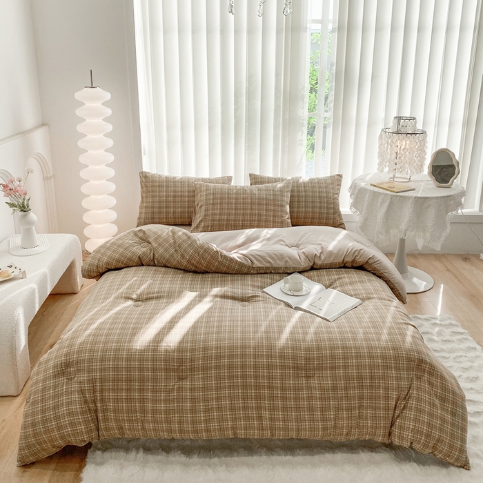 91家纺网 家纺一手货源 找家纺 啊雅家居 2025新款水洗棉条纹印花夏被冬被四件套-床笠款 冬被 日系条格咖
