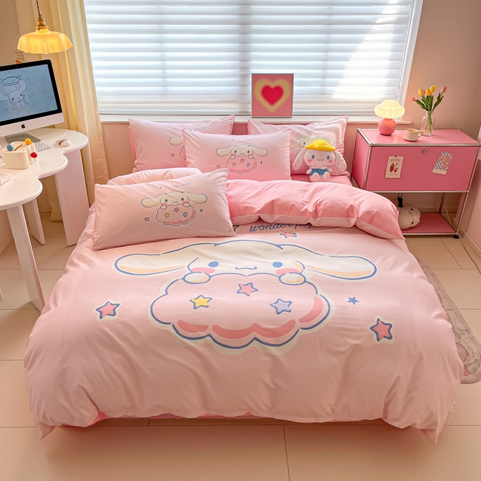 91家纺网 家纺一手货源 找家纺 金爱家 2024新款大阪全棉数码印花三丽鸥系列四件套 粉红玉桂狗